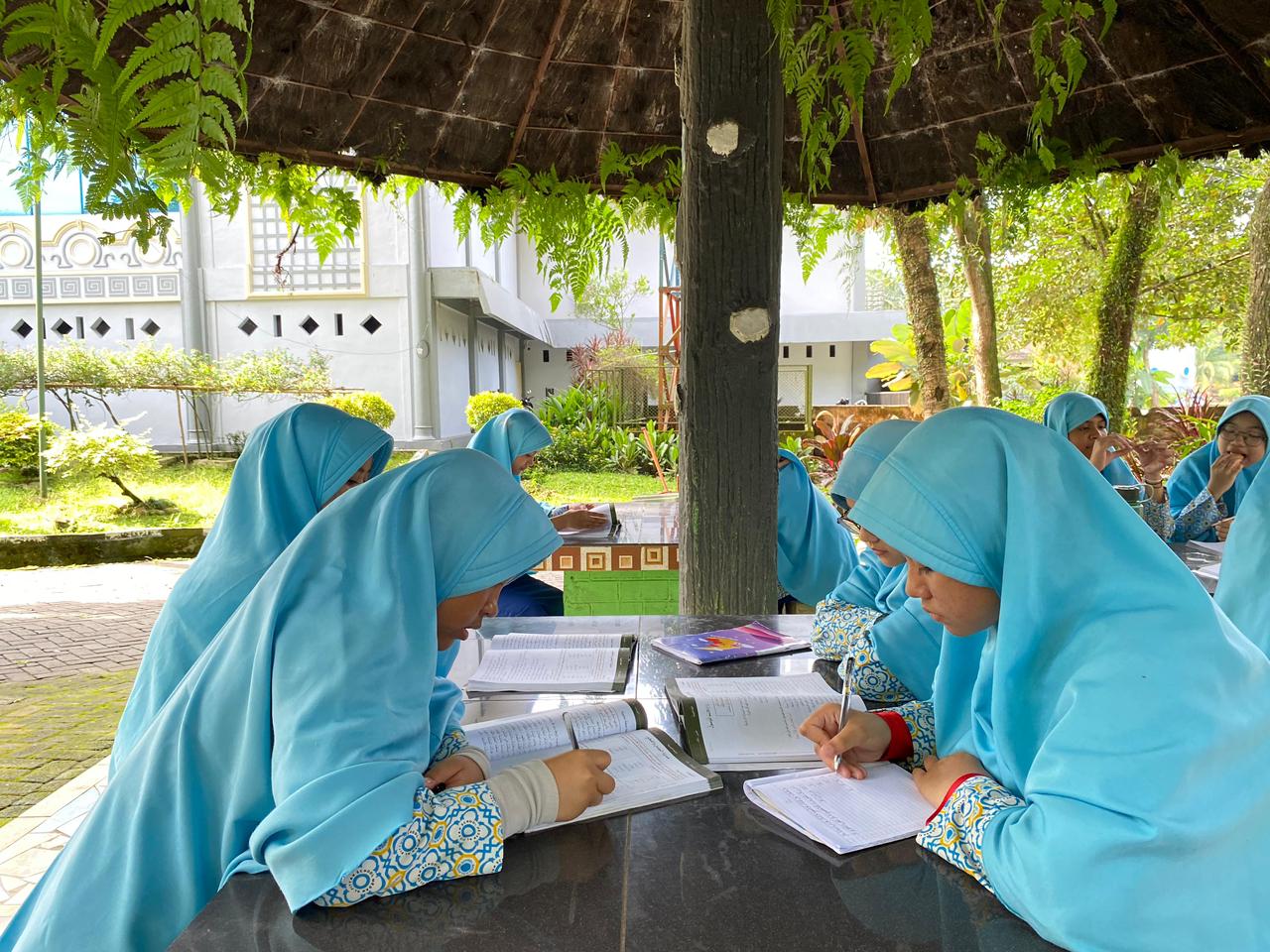 Fun Class Bahasa Arab IX-A Takhassus di Hairos Water Park Berlangsung Seru dan Edukatif