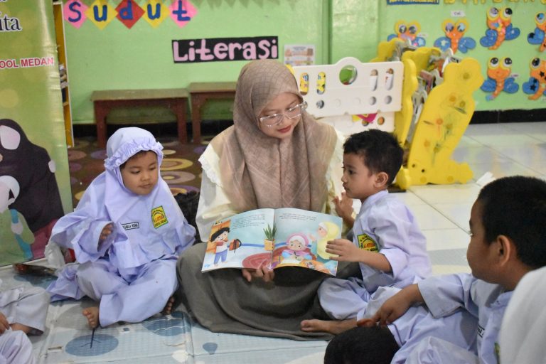 AYAH BUNDA BERCERITA : ” Setiap cerita meninggalkan pesan, setiap teladan menumbuhkan kebaikan”.